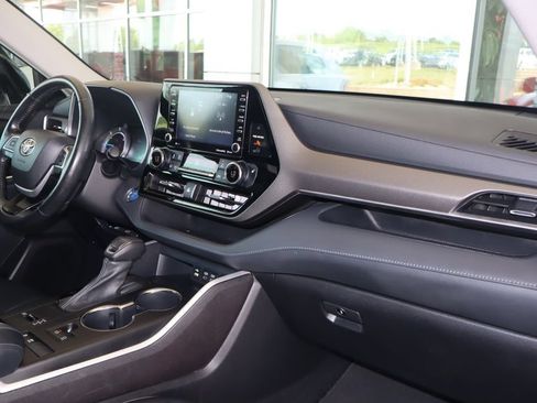 Used 2022 Toyota Highlander XLE FWD image 49