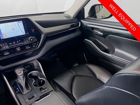 Used 2022 Toyota Highlander XLE FWD image 24