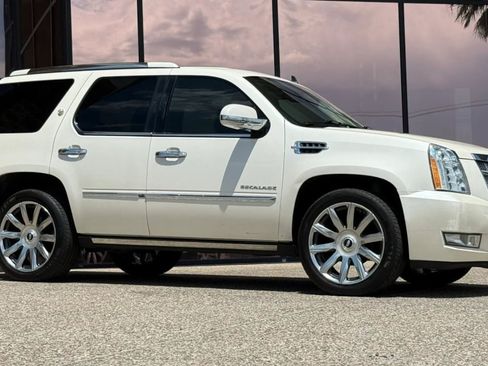 Used 2013 Cadillac Escalade Platinum AWD/4WD image 16