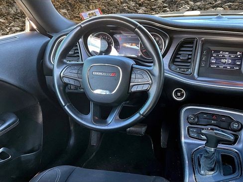 Used 2015 Dodge Challenger SXT image 5