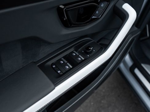 Used 2025 Lamborghini Urus SE image 25