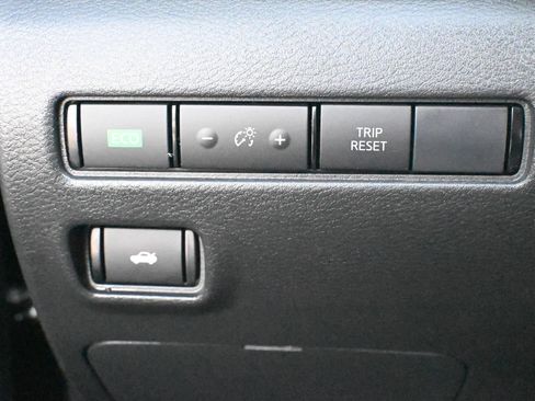 Used 2025 Nissan Sentra SR FWD image 11