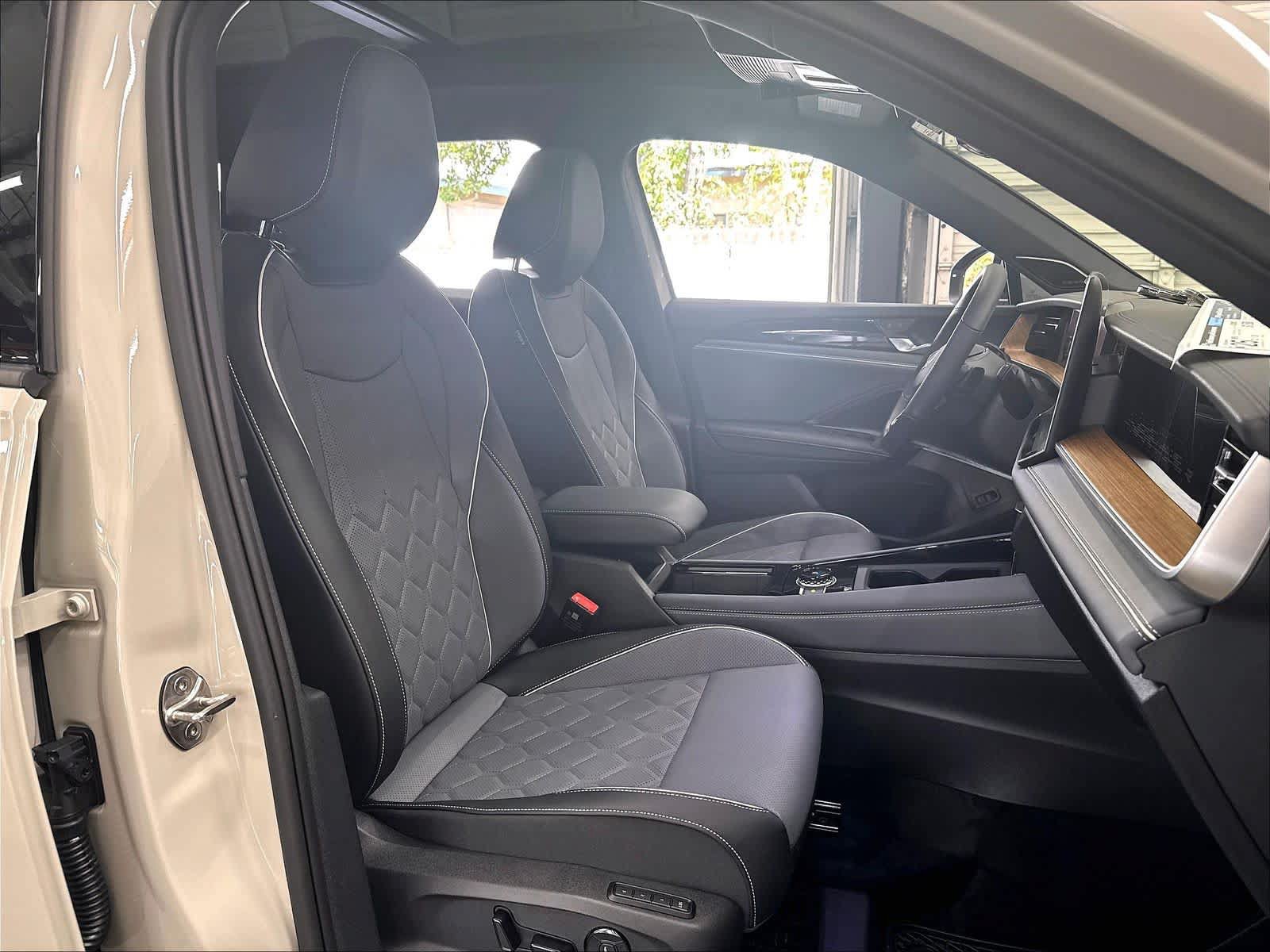 New 2026 Volkswagen Tiguan SEL R-Line AWD/4WD image 11
