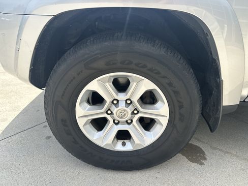 Used 2018 Toyota 4Runner SR5 AWD/4WD image 19