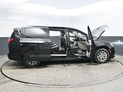 Used 2023 Chrysler Pacifica Touring-L image 52