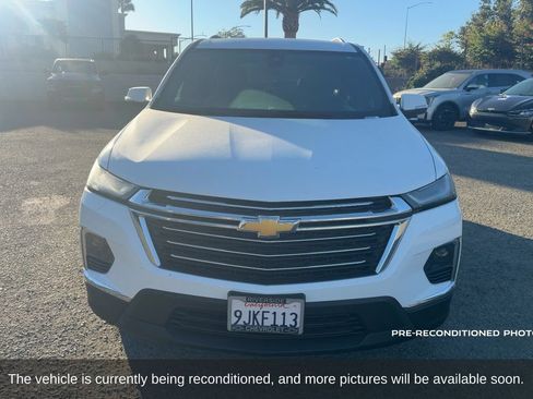 Used 2023 Chevrolet Traverse LT FWD image 2