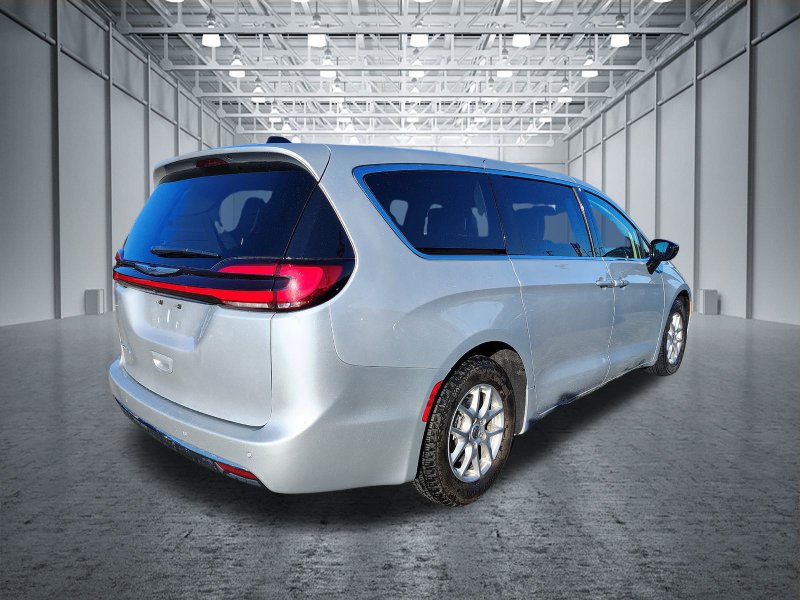 Used 2024 Chrysler Pacifica Touring-L FWD image 4