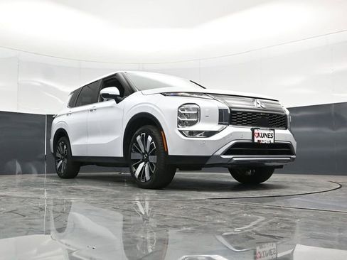 Used 2025 Mitsubishi Outlander AWD image 52