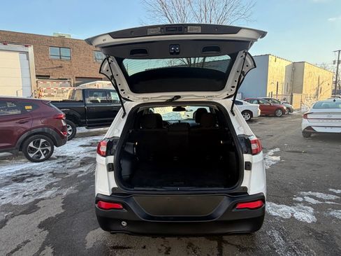 Used 2017 Jeep Cherokee Latitude FWD image 28