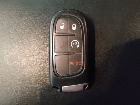 Used 2019 Jeep Cherokee Trailhawk w/ Cold Weather Group image 32