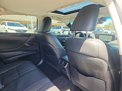 Used 2019 Lexus ES 300h Ultra Luxury w/ Accessory Package 2 FWD image 29