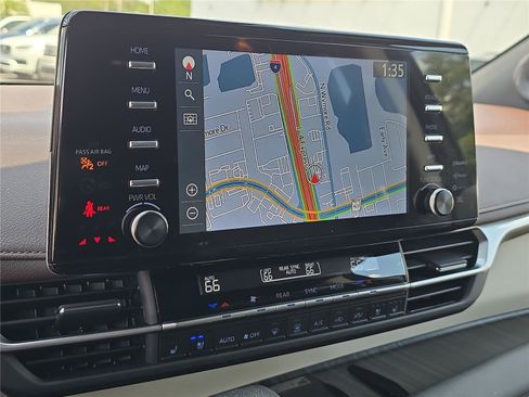 Used 2024 Toyota Sienna Platinum image 18