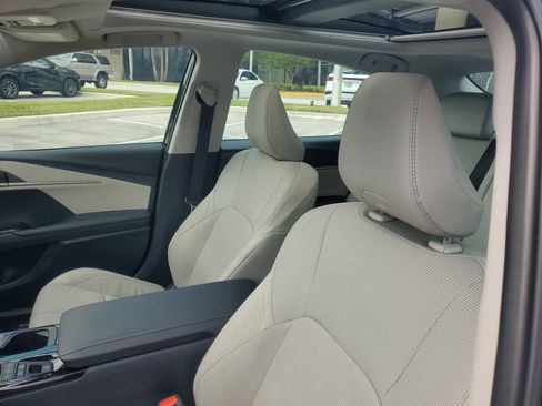 Used 2025 Toyota Camry XLE w/ Premium Plus Package image 16