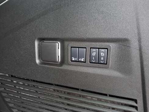 Used 2025 Chevrolet Suburban High Country image 32