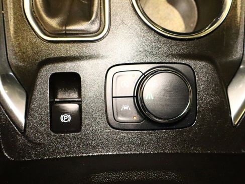 Used 2023 Chevrolet Traverse LT image 28