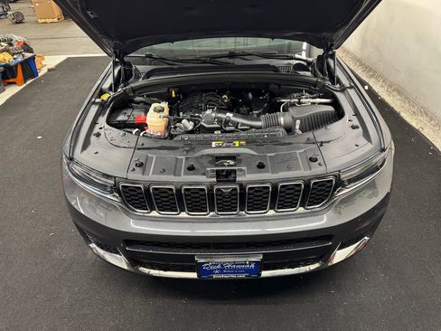 Used 2024 Jeep Grand Cherokee L Limited w/ Luxury Tech Group II image 11