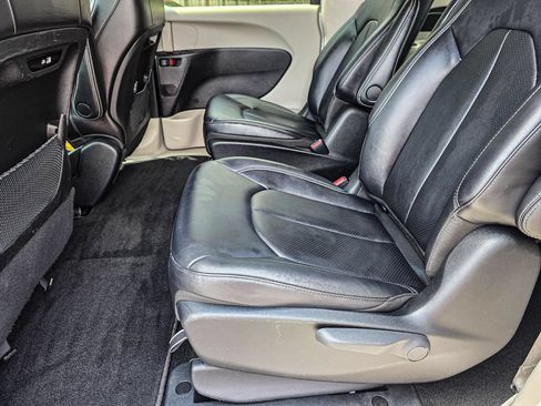 Used 2024 Chrysler Pacifica Limited FWD image 35