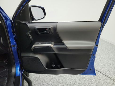 Used 2017 Toyota Tacoma SR5 w/ Tow Package RWD image 24