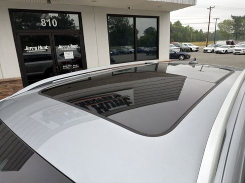 Used 2024 Volkswagen Taos SE w/ Panoramic Sunroof Package FWD image 12