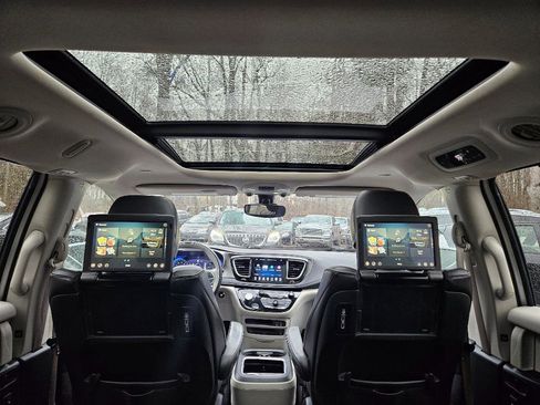 Used 2017 Chrysler Pacifica Limited image 35