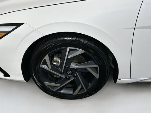 Certified 2024 Hyundai Elantra Limited image 32