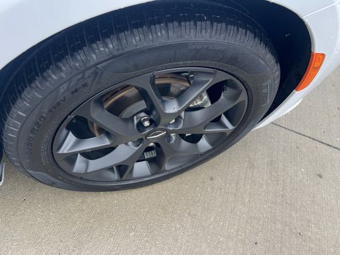 Used 2025 Chrysler Pacifica Limited image 9