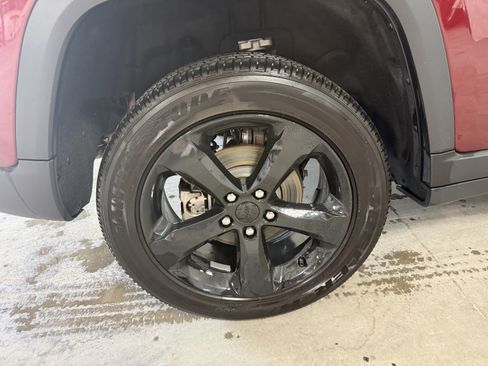 Used 2025 Jeep Grand Cherokee Altitude AWD/4WD image 7