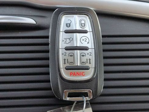 Certified 2024 Chrysler Pacifica Touring-L FWD image 31