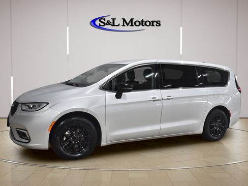 Certified 2024 Chrysler Pacifica Touring-L FWD image 3