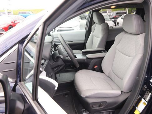 Used 2025 Toyota Sienna LE AWD/4WD image 9