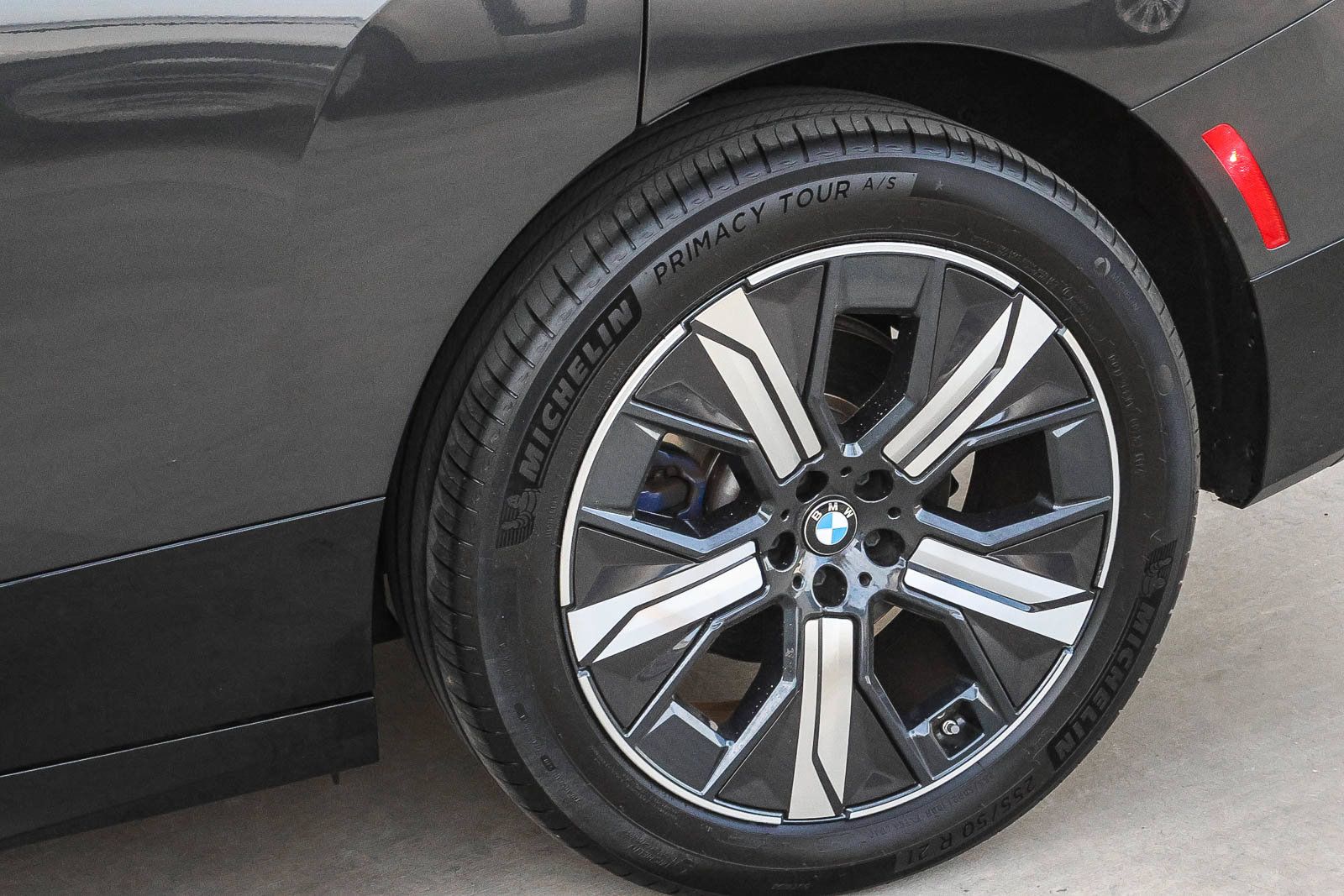 Used 2024 BMW iX xDrive50 w/ Sport Package AWD/4WD image 10