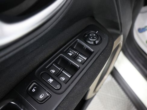 Used 2017 Jeep Renegade Latitude AWD/4WD image 31