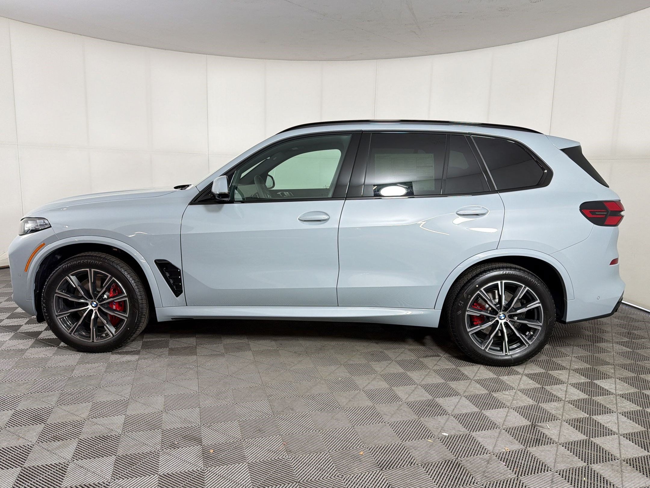 New 2026 BMW X5 xDrive40i w/ M Sport Package AWD/4WD image 2