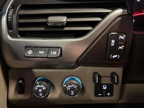 Used 2018 Chevrolet Suburban Premier AWD/4WD image 46