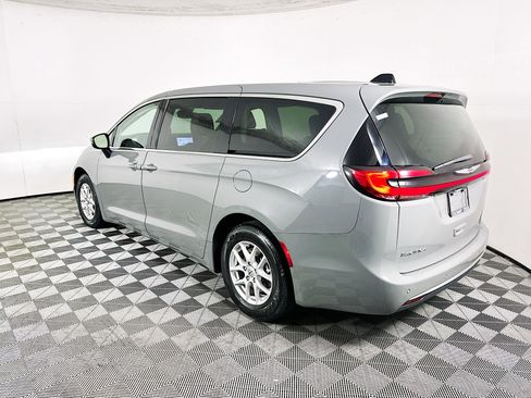 Used 2023 Chrysler Pacifica Touring-L image 5