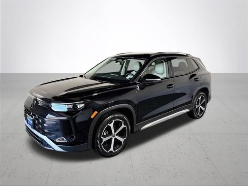 Certified 2025 Volkswagen Tiguan SE FWD image 2
