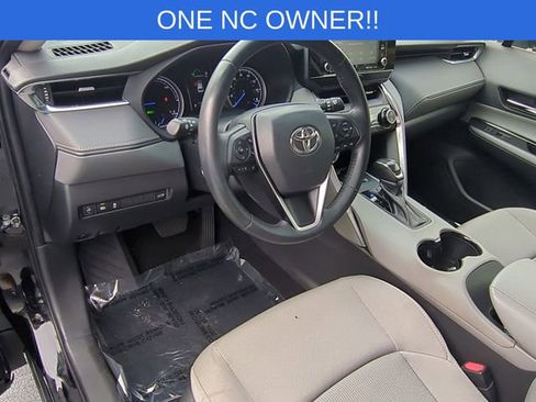Used 2022 Toyota Venza LE image 12