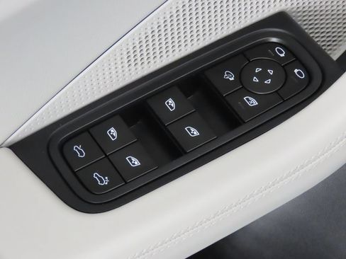 Certified 2025 Porsche Macan 4 Electric AWD/4WD image 36