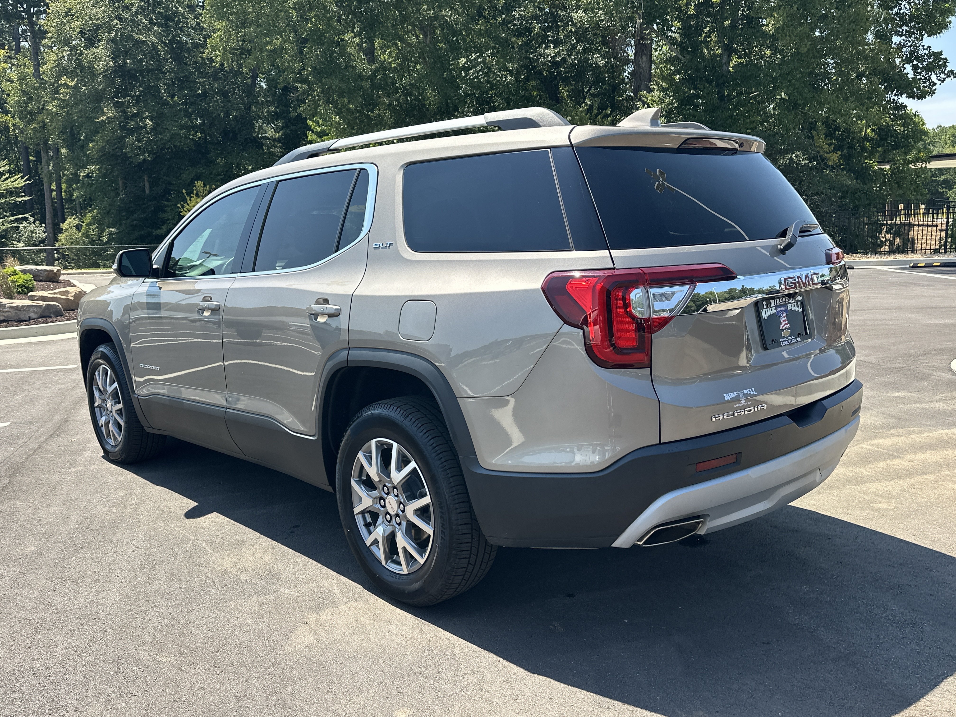 Used 2022 GMC Acadia SLT w/ Technology Package FWD image 6