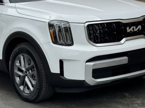 Used 2024 Kia Telluride LX FWD image 3