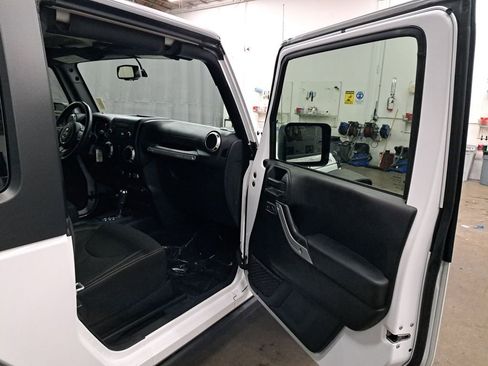 Used 2018 Jeep Wrangler Rubicon w/ Power Convenience Group image 13