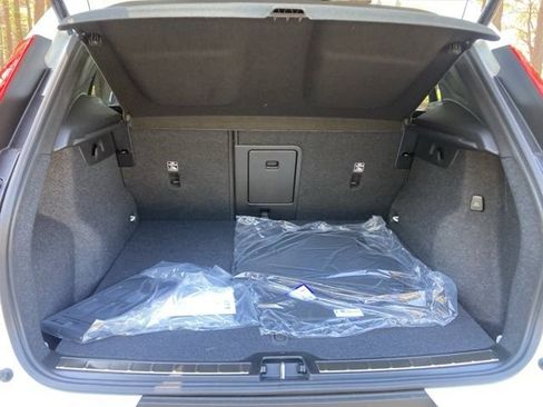 New 2025 Volvo XC40 B5 Ultra image 17