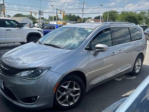 Used 2020 Chrysler Pacifica Touring-L FWD image 1