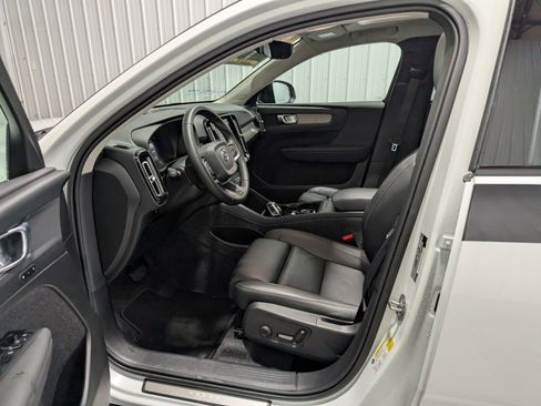 Used 2025 Volvo XC40 B5 Plus image 15