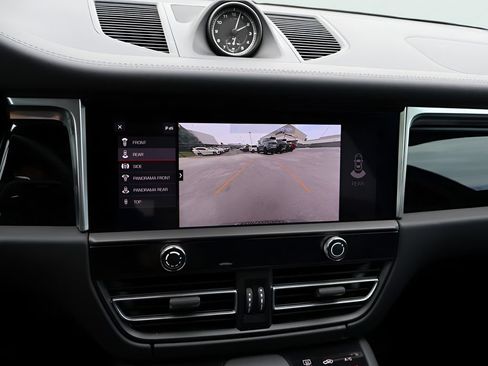Certified 2023 Porsche Macan AWD/4WD image 23