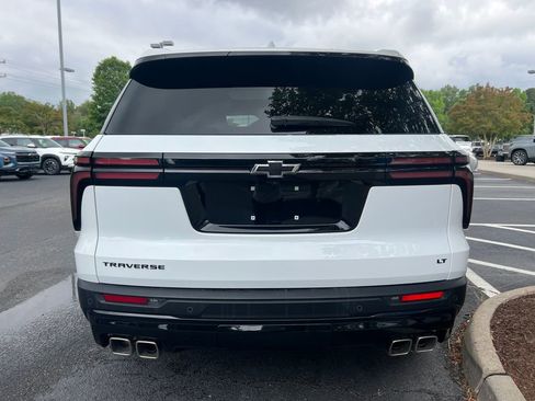 Used 2024 Chevrolet Traverse LT w/ Enhanced Driving Package FWD image 16