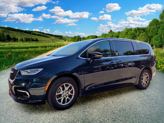 Used 2024 Chrysler Pacifica Touring FWD image 2