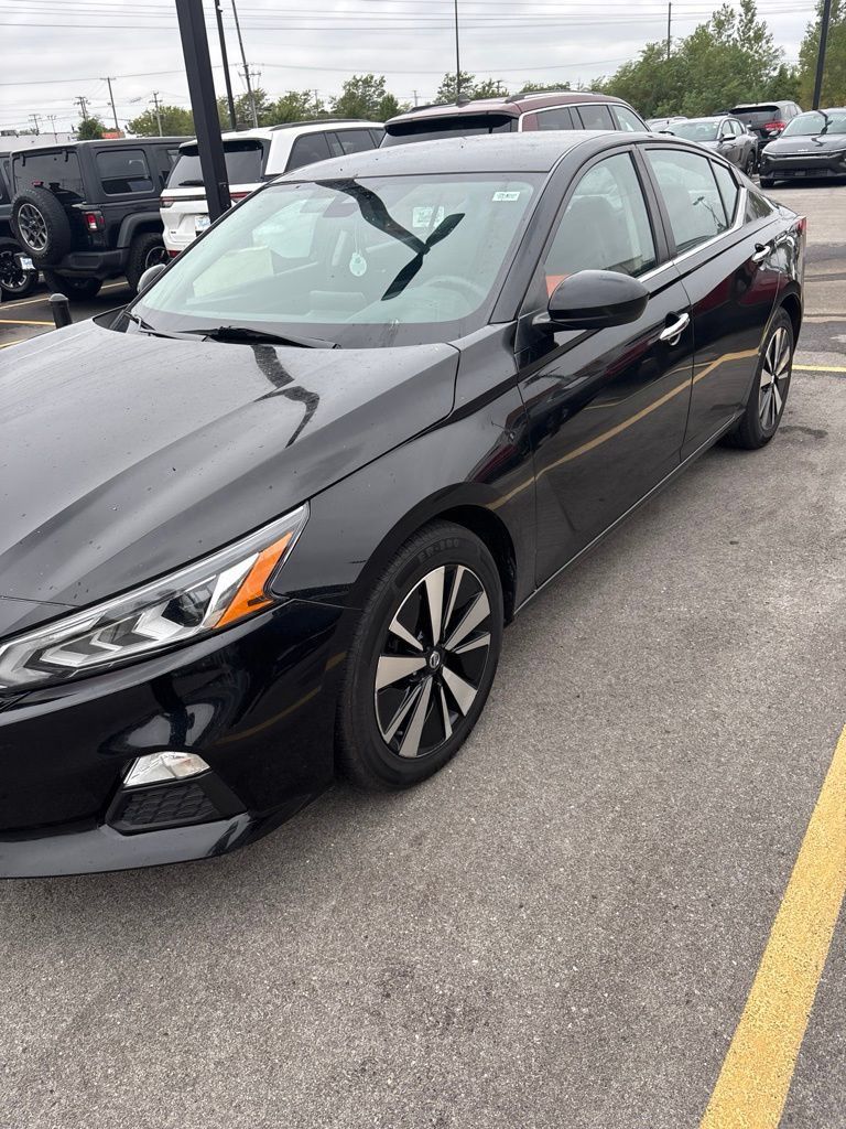 Used 2021 Nissan Altima 2.5 SV FWD image 2