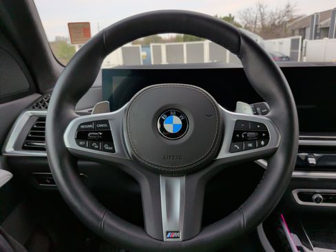 Certified 2025 BMW X7 xDrive40i w/ M Sport Package image 22