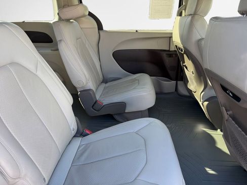 Used 2021 Chrysler Pacifica Touring-L image 27